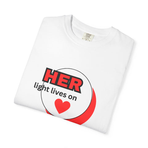Her Light Lives On T-Shirt | Unisex Memorial Comfort Tee | Grief Support Remembrance Shirt | Thoughtful Bereavement Gift Tee | Everyday Casual Memorial Shirt | Tribute T-Shirt for Loved Ones | Soft Garment-Dyed Comfort Tee | Sympathy Gift Unisex Shirt | Positive Message Remembrance Tee | Durable Memorial Cotton T-Shirt